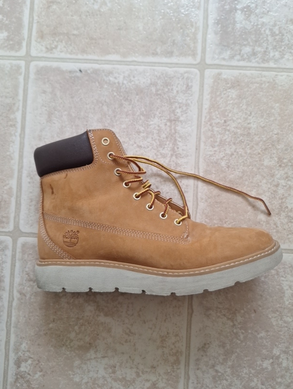 Timberland Women Wheat Nubuck Ankle Boot with Dark Brown Collar Size 8.5 Good.